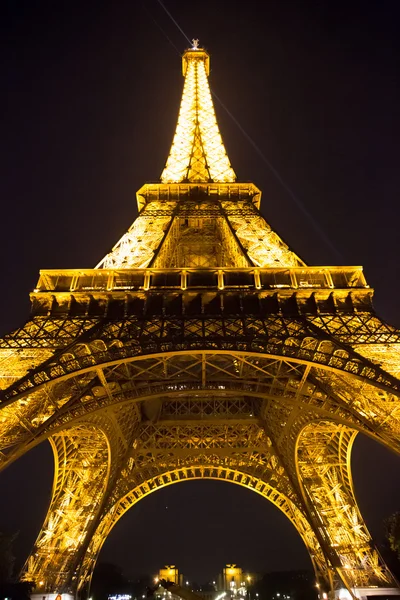 Torre Eiffel perto — Fotografia de Stock