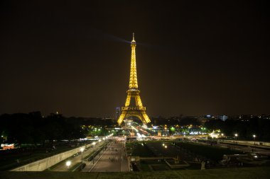 Eiffel kulesinin hemen hemen