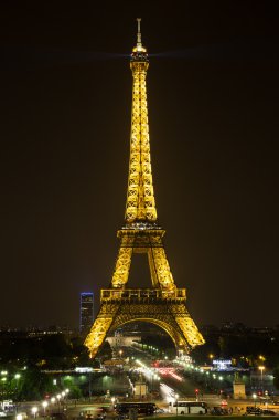 Eiffel kulesinin hemen hemen