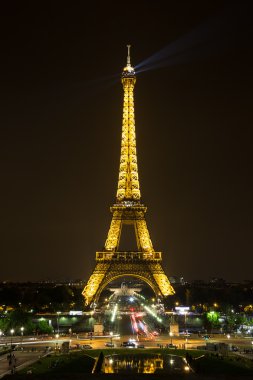 Hemen hemen Eyfel Kulesi Paris-