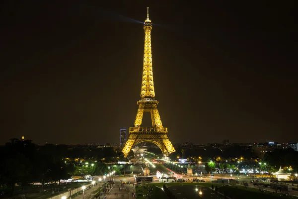 Torre Eiffel perto — Fotografia de Stock