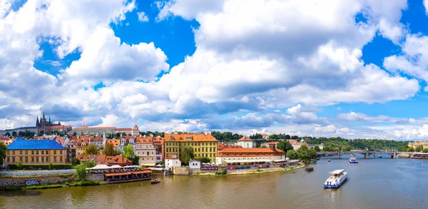 Panoramiczny widok na Pragę — Zdjęcie stockowe