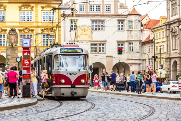 Praga czerwony tramwaj szczegółowo, Czechy — Zdjęcie stockowe