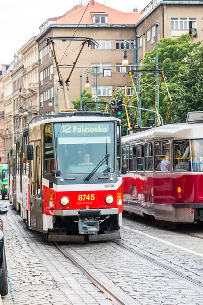 Prag röd spårvagn detalj, Tjeckien — Stockfoto