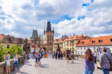 Prag 'da yaz aylarında Karlov veya Charles Bridge