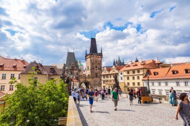 Prag 'da yaz aylarında Karlov veya Charles Bridge