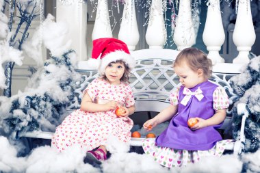 Mandalina ile kız bebek