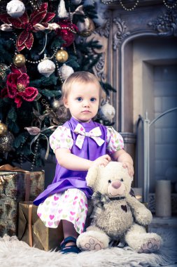 Oyuncak ayı ile kız bebek