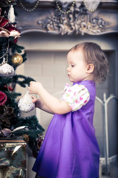 クリスマスツリーを飾る女の子 — ストック写真