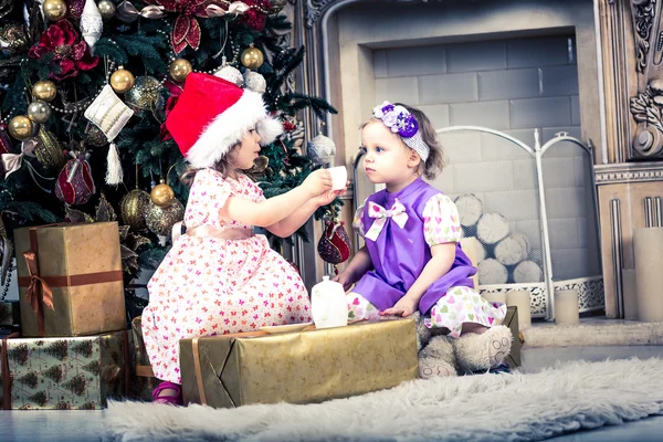 Meninas com presentes de Natal — Fotografia de Stock