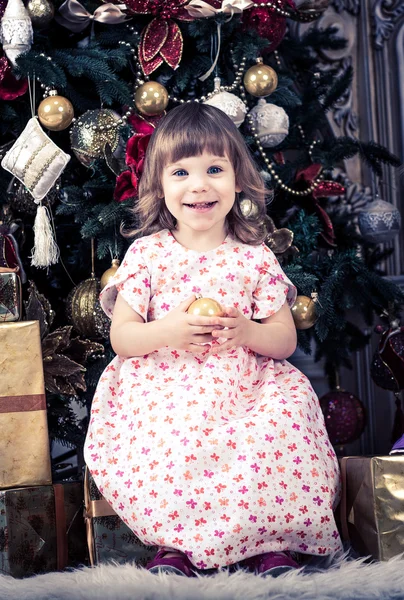 Meisje met Kerstmis bal — Stockfoto