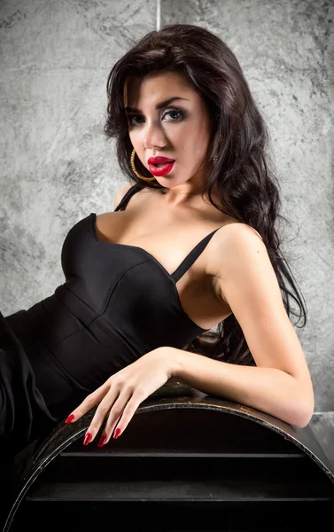 Retrato de mujer sexy sobre un fondo metálico oscuro — Foto de Stock