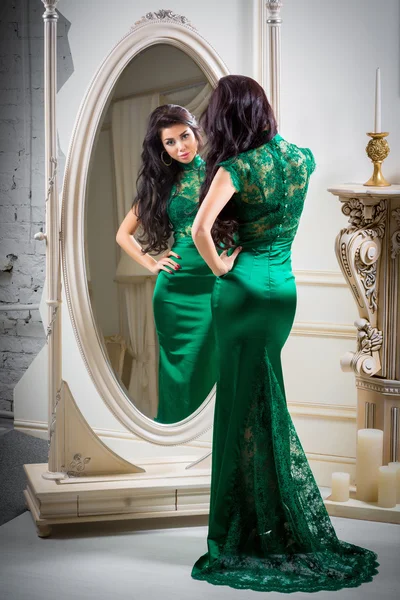 Жінка в зеленій вечірній сукні — стокове фото