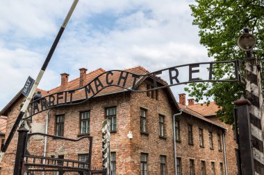 Auschwitz'e giriş kapısı