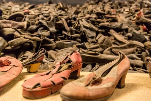 Botas de vítimas em Auschwitz — Fotografia de Stock