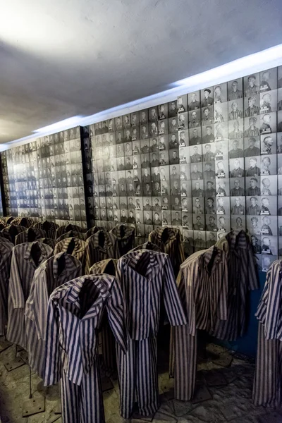 Auschwitz mahkumları giysilerle — Stok fotoğraf