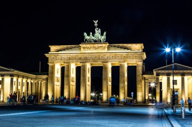 Gece Brandenburg Kapısı