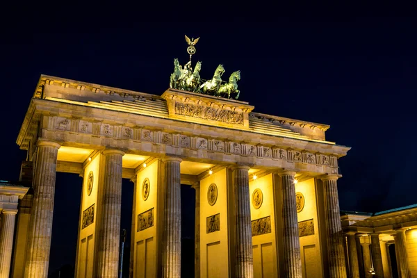 Puerta de Brandenburgo por la noche — Foto de Stock