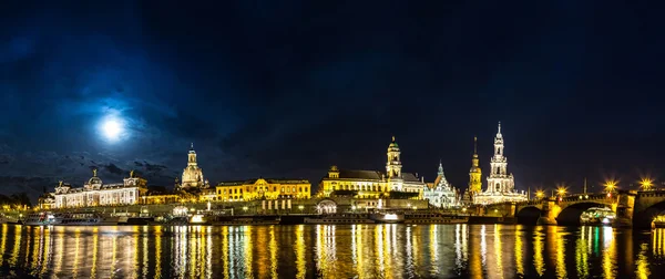 Дрезден ночью — стоковое фото