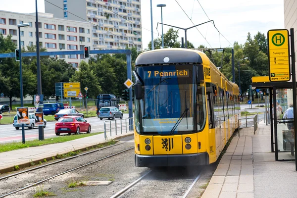 Сучасні трамвай у Дрездені — стокове фото