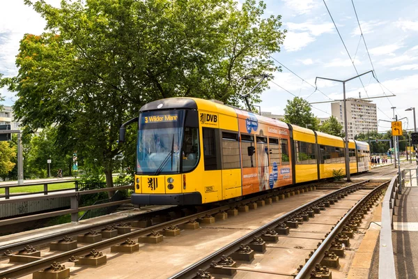 Moderne tram in Dresden — Stockfoto