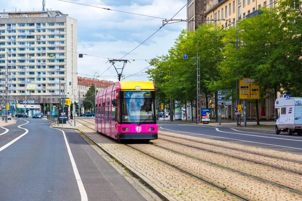 Moderne tram in Dresden — Stockfoto