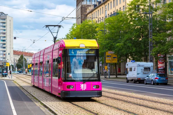 Moderní tramvají v Drážďanech — Stock fotografie