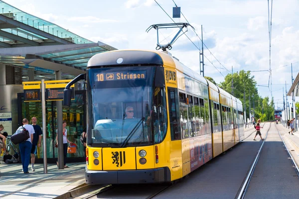 Moderne straßenbahn in dresden — Stockfoto