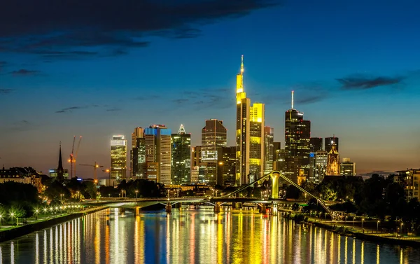 Frankfurt am Main tijdens zonsondergang — Stockfoto