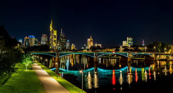 Frankfurt am Main tijdens zonsondergang — Stockfoto