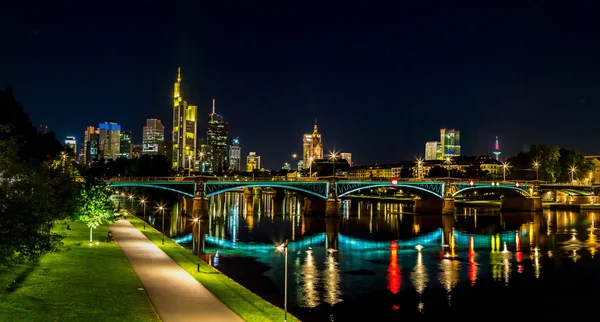 Frankfurt am Main durante la puesta del sol — Foto de Stock