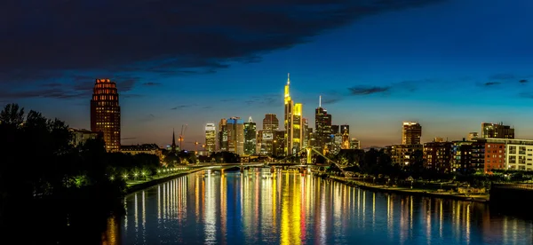 Frankfurt am Main bei Sonnenuntergang — Stockfoto