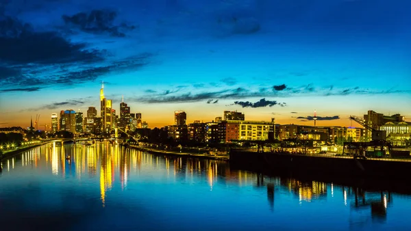 Frankfurt am Main durante la puesta del sol — Foto de Stock