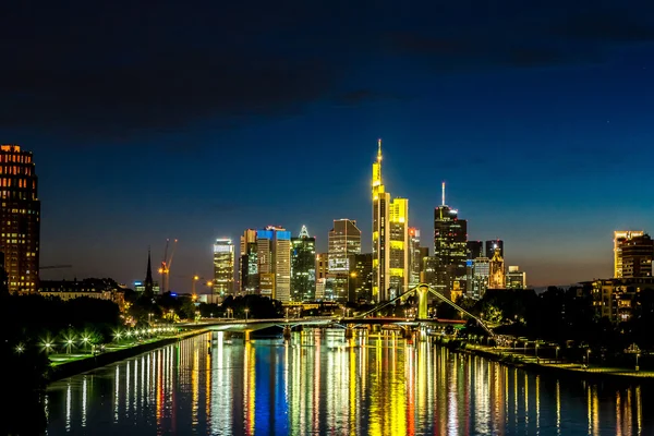 Frankfurt am main på natten — Stockfoto