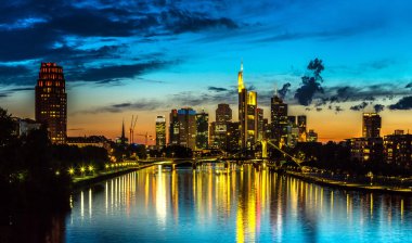 Frankfurt am Main gün batımında