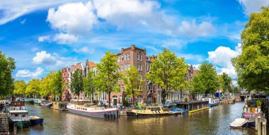Kanal ve Amsterdam'da Köprüsü