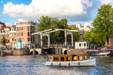 Kanal ve Amsterdam'da Köprüsü