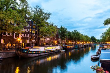 Amsterdam kanalları gece