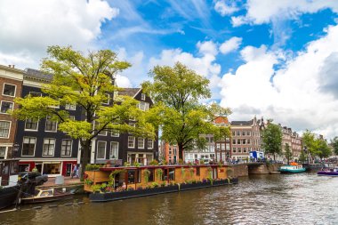 Amsterdam kanalları ve tekneler