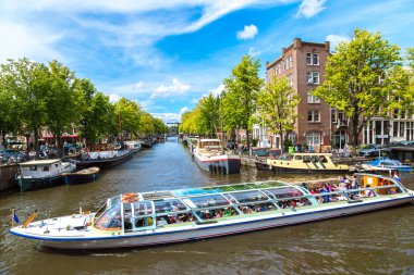 Amsterdam kanalları ve tekneler