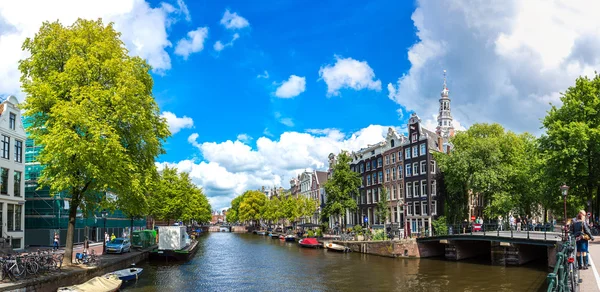 Kanaal en brug in amsterdam — Stockfoto