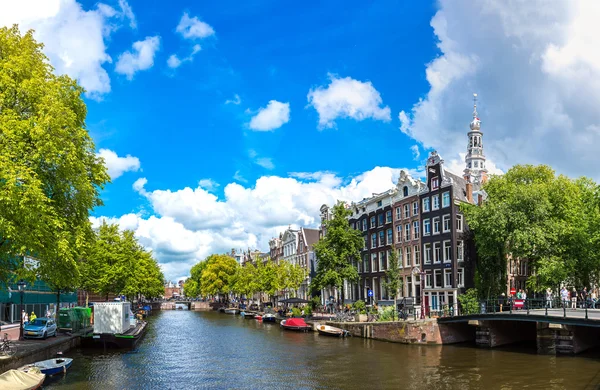 Kanał i most w Amsterdamie — Zdjęcie stockowe