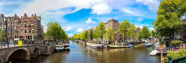 Канал та міст в Амстердамі — стокове фото