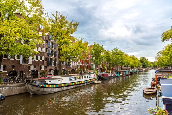 Amsterdamse grachten en boten — Stockfoto