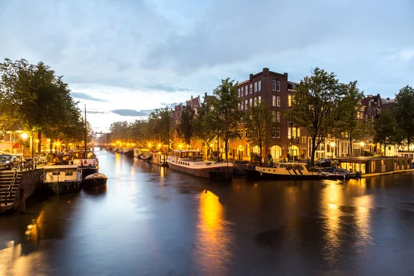 Canais de Amsterdã à noite — Fotografia de Stock