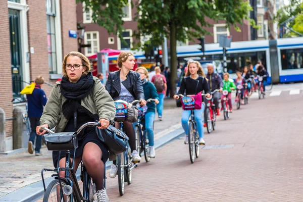 Pessoas andando de bicicleta — Fotografia de Stock