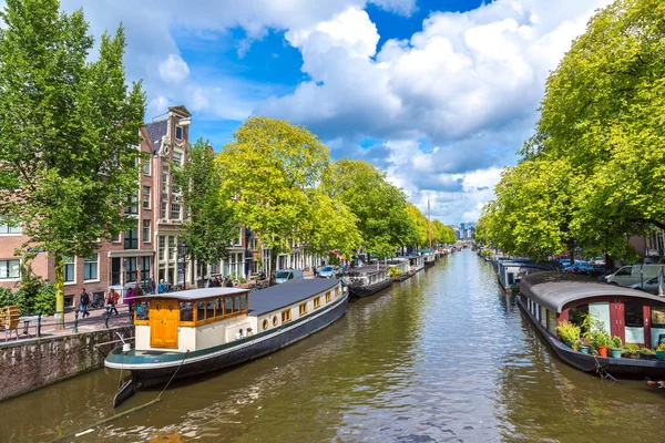 Amsterdam Kanäle und Boote — Stockfoto