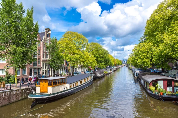 Canales y barcos de Ámsterdam — Foto de Stock