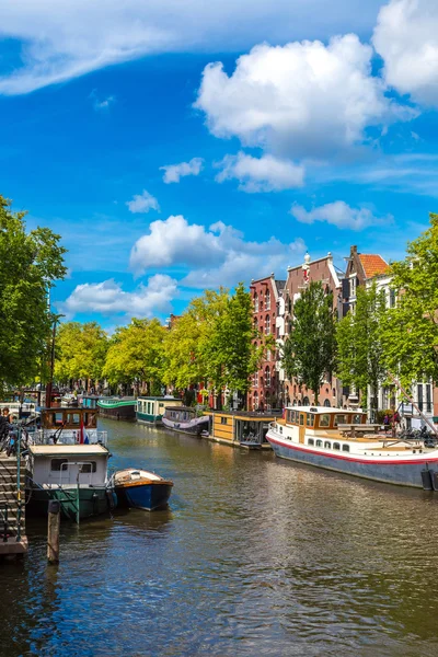 阿姆斯特丹的运河和船 — 图库照片