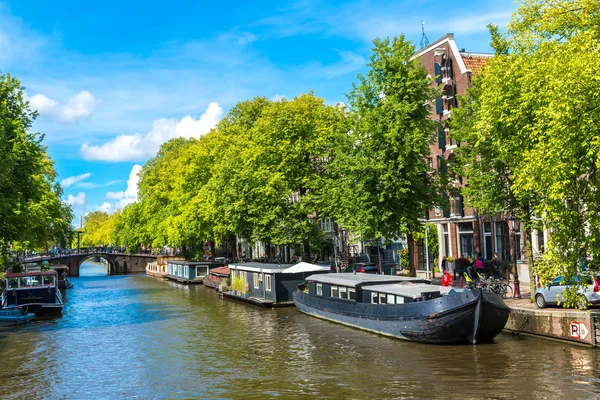 Canales y barcos de Ámsterdam — Foto de Stock